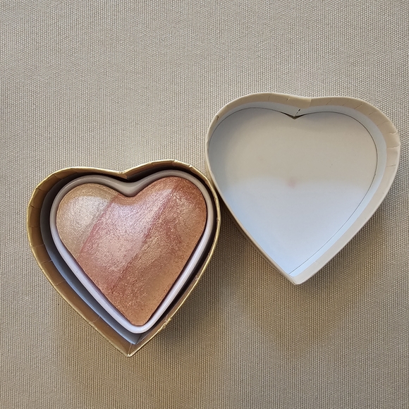 NEW! Blushing Hearts Iced Hearts Triple Baked Blusher Makeup Revolution 10 g - Picture 3 of 4